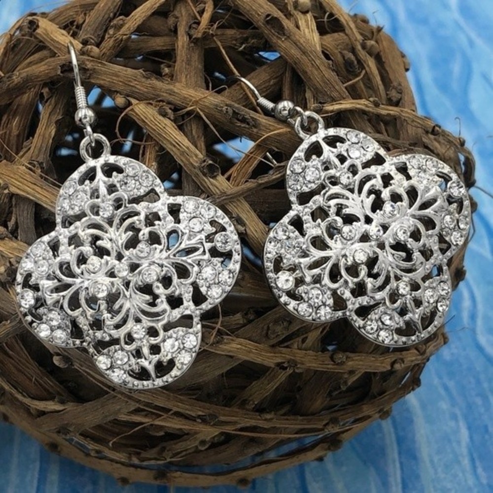 🌼 Filigree Quatrefoil Rhinestone Silver Dangle Earrings